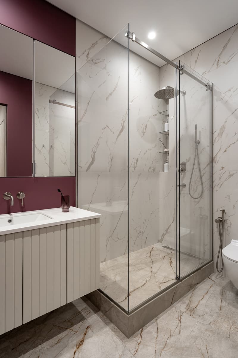 Спокойный интерьер с красочными акцентами в мебели и отделке — проект Анны Пелипчук