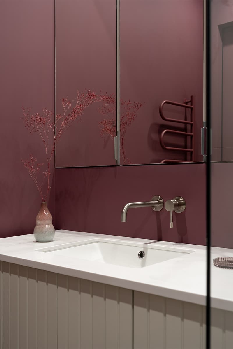 Спокойный интерьер с красочными акцентами в мебели и отделке — проект Анны Пелипчук