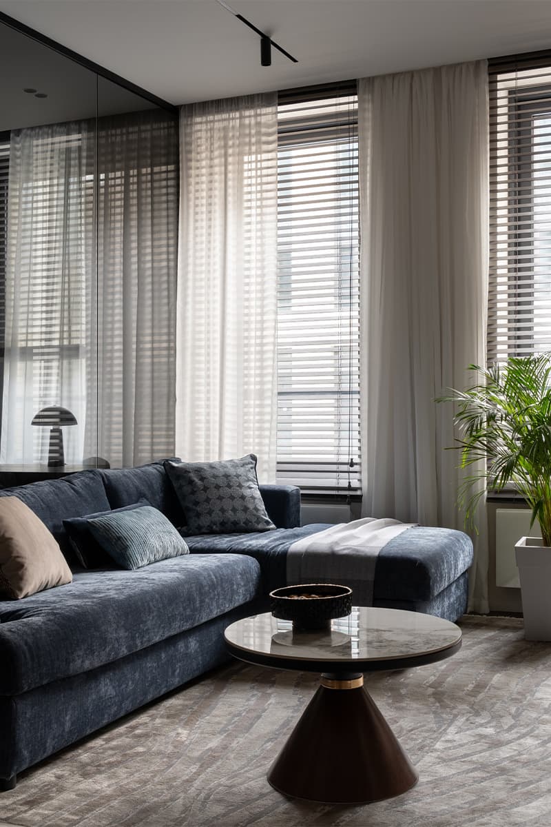 Спокойный интерьер с красочными акцентами в мебели и отделке — проект Анны Пелипчук