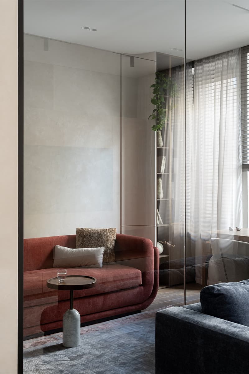 Спокойный интерьер с красочными акцентами в мебели и отделке — проект Анны Пелипчук