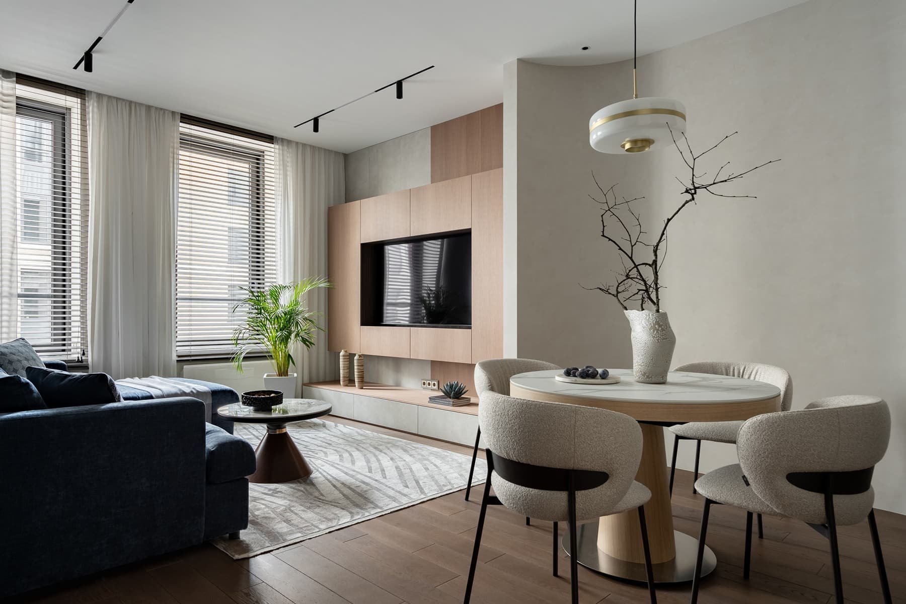 Спокойный интерьер с красочными акцентами в мебели и отделке — проект Анны Пелипчук