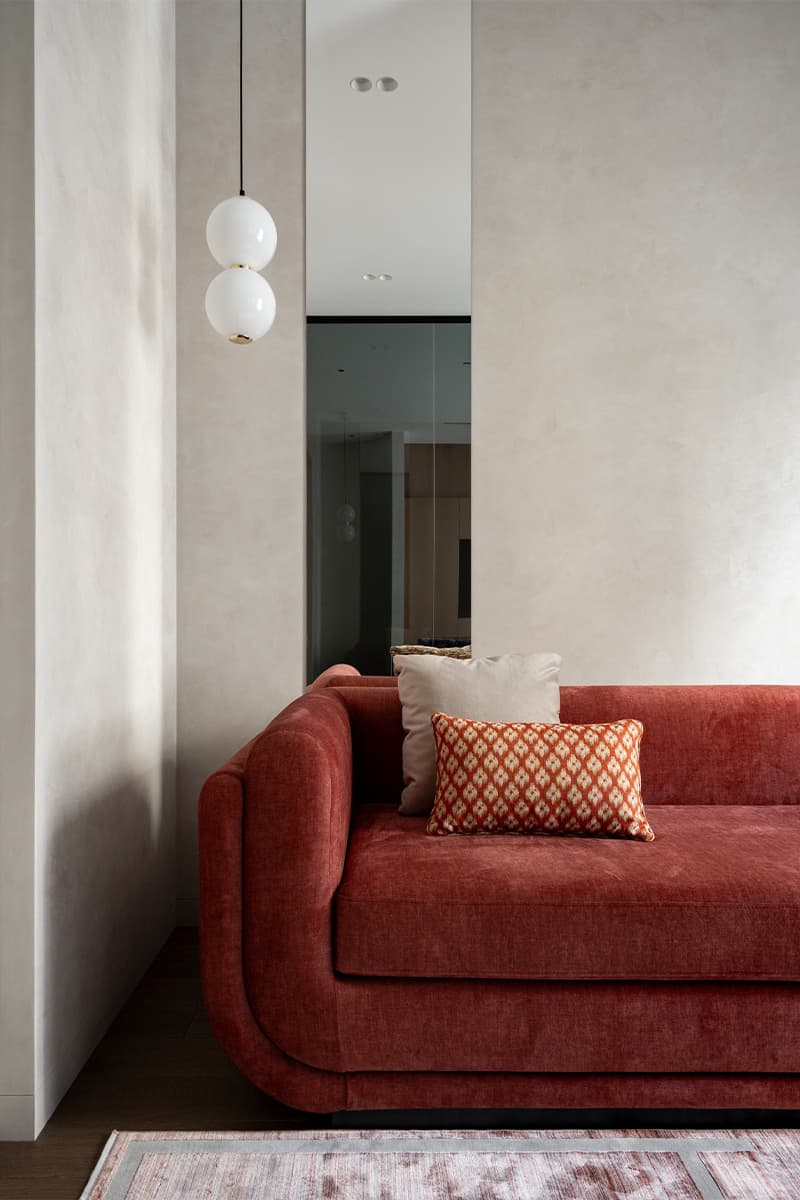 Спокойный интерьер с красочными акцентами в мебели и отделке — проект Анны Пелипчук