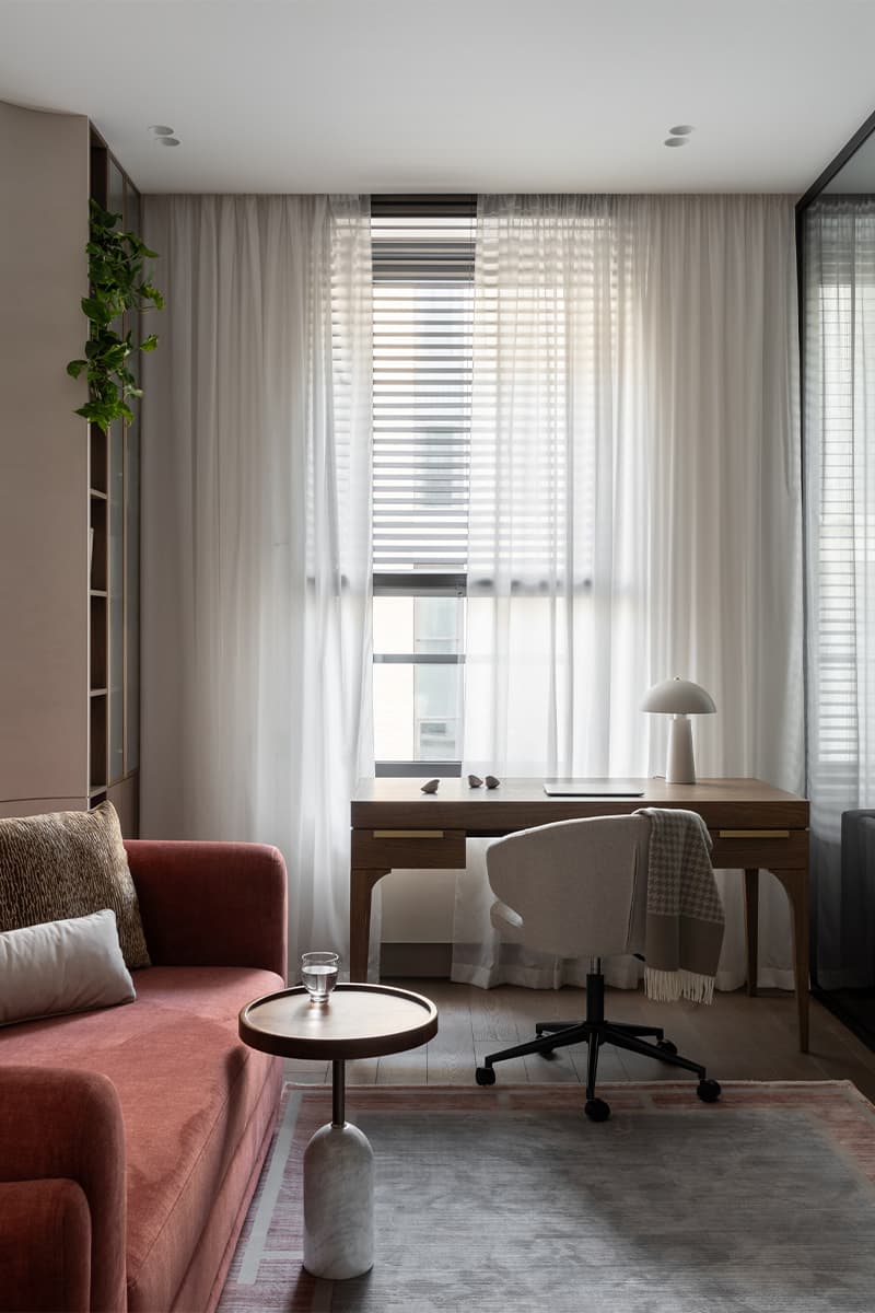 Спокойный интерьер с красочными акцентами в мебели и отделке — проект Анны Пелипчук