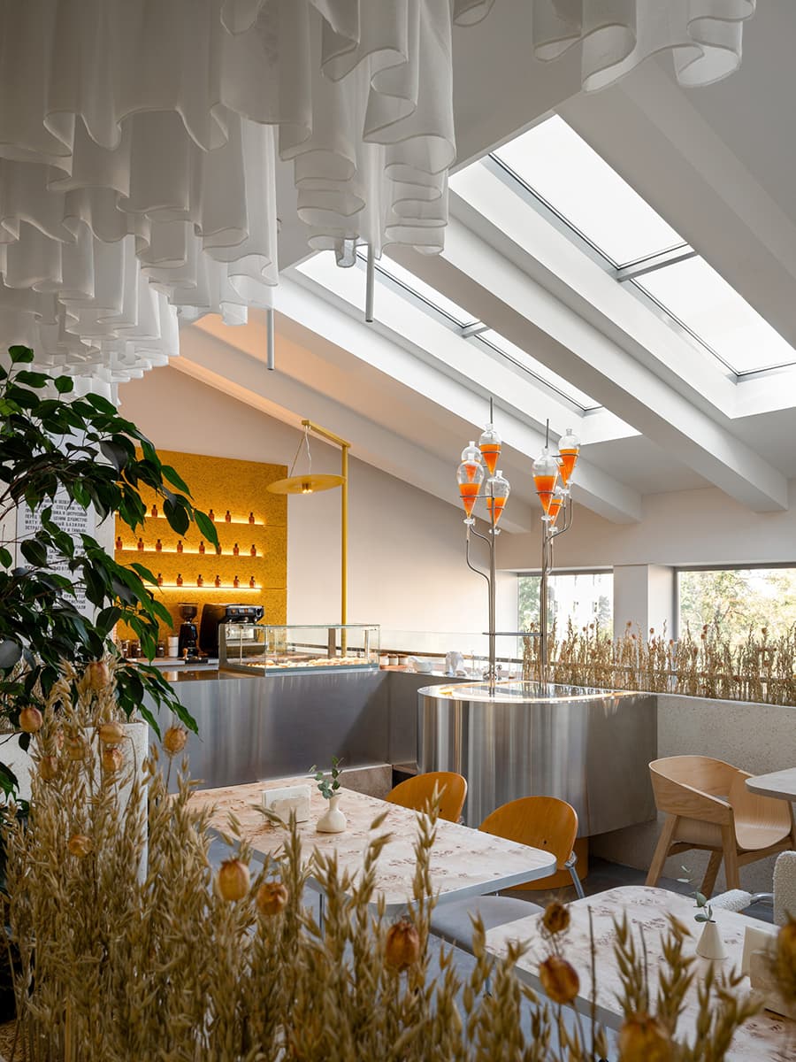 Имитация яичной скорлупы, колбы с ликером и коробочки со специями в интерьере кондитерской — проект Raimer Bureau