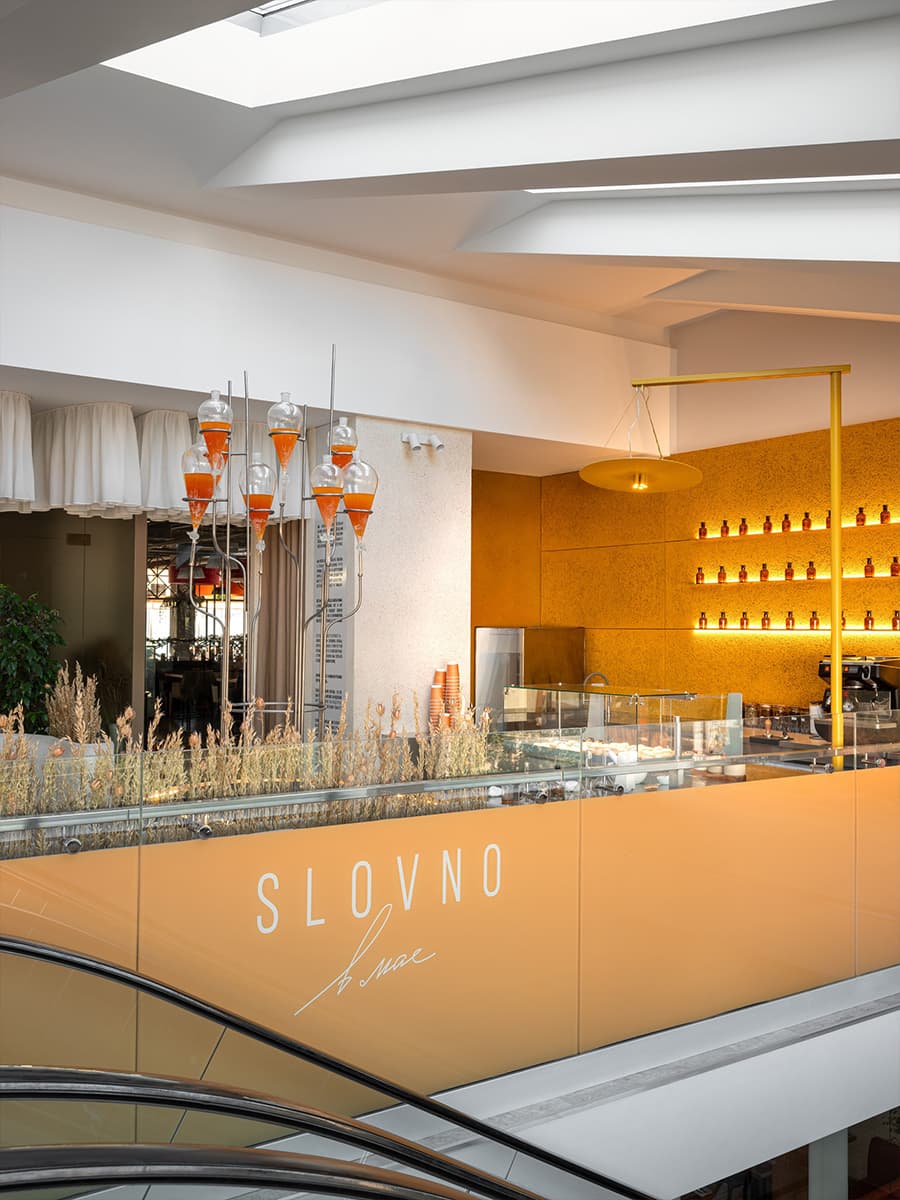 Имитация яичной скорлупы, колбы с ликером и коробочки со специями в интерьере кондитерской — проект Raimer Bureau