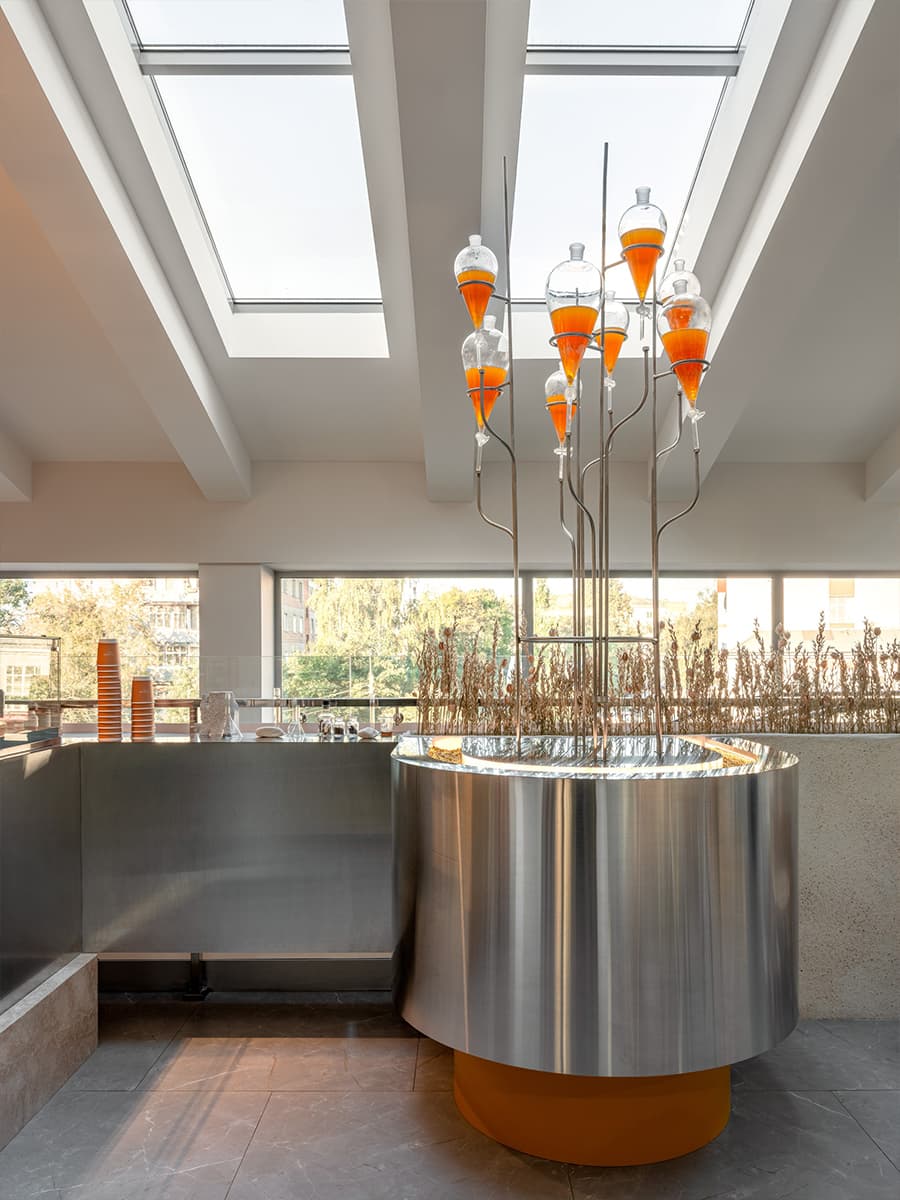 Имитация яичной скорлупы, колбы с ликером и коробочки со специями в интерьере кондитерской — проект Raimer Bureau