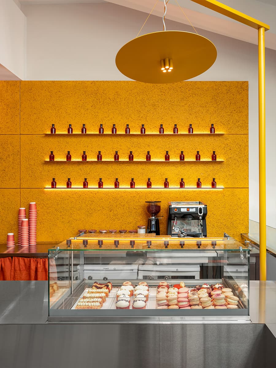 Имитация яичной скорлупы, колбы с ликером и коробочки со специями в интерьере кондитерской — проект Raimer Bureau