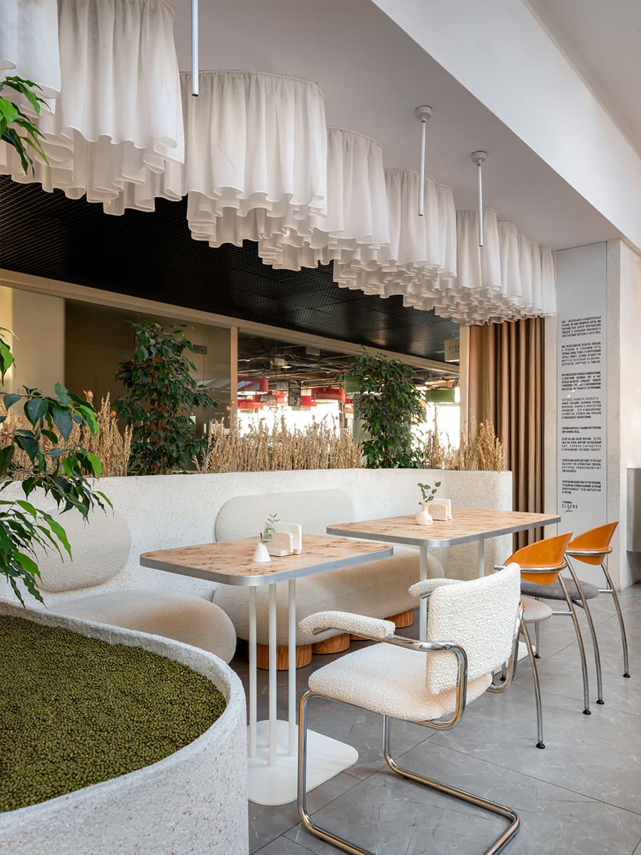 Имитация яичной скорлупы, колбы с ликером и коробочки со специями в интерьере кондитерской — проект Raimer Bureau