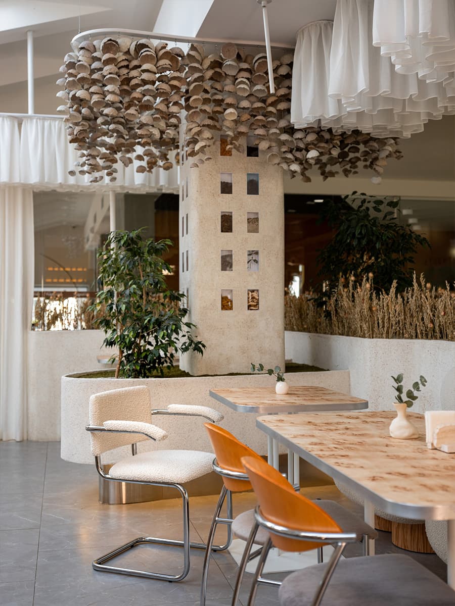 Имитация яичной скорлупы, колбы с ликером и коробочки со специями в интерьере кондитерской — проект Raimer Bureau