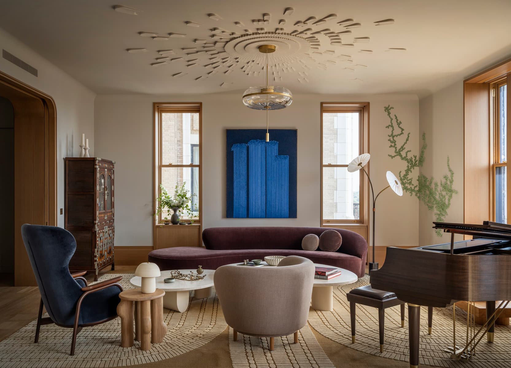 Силуэты хризантемы и семейные реликвии в роскошном интерьере квартиры на Манхэттене — проект бюро TBD Architecture и Jessica Helgerson Interior Design