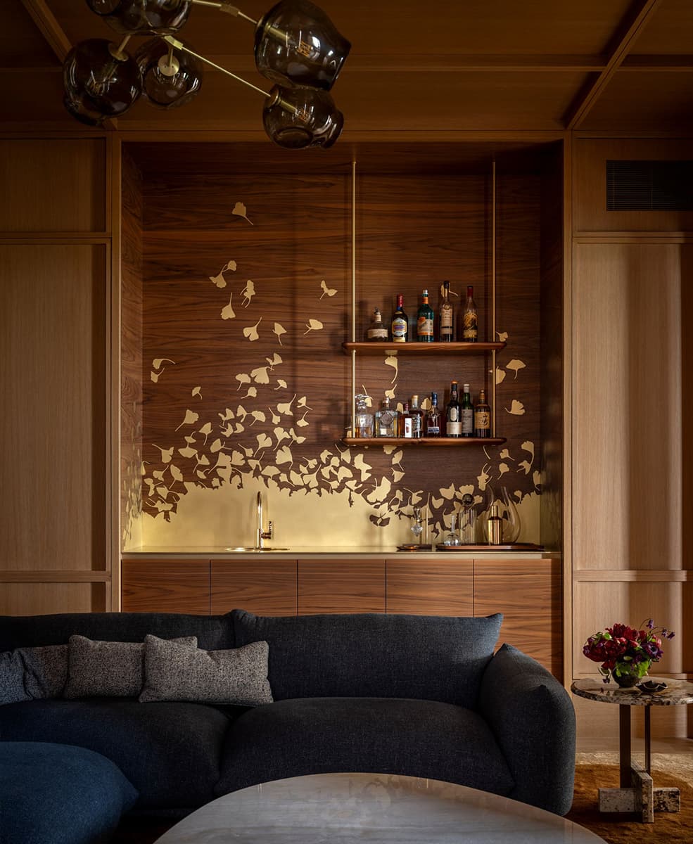 Силуэты хризантемы и семейные реликвии в роскошном интерьере квартиры на Манхэттене — проект бюро TBD Architecture и Jessica Helgerson Interior Design