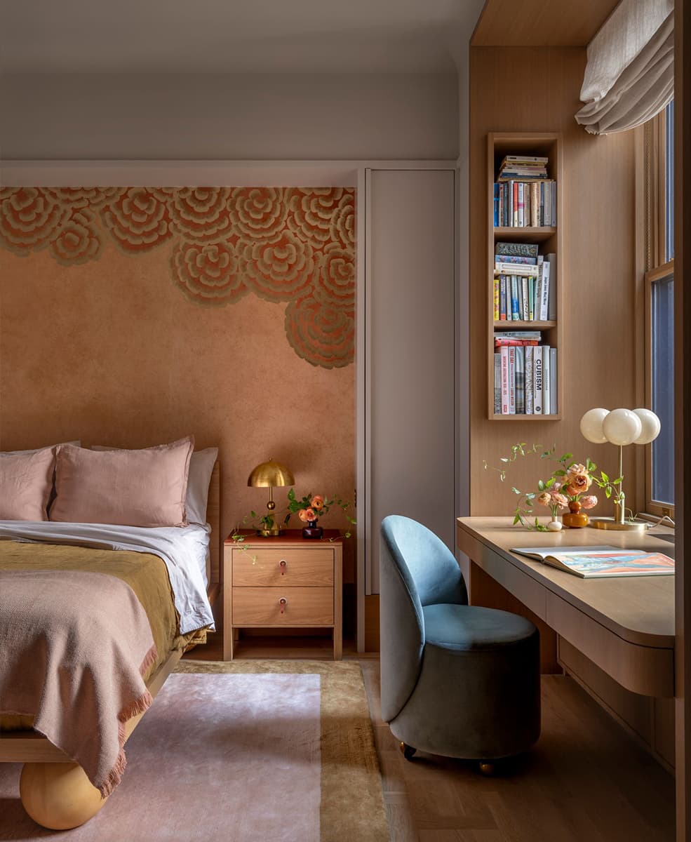 Силуэты хризантемы и семейные реликвии в роскошном интерьере квартиры на Манхэттене — проект бюро TBD Architecture и Jessica Helgerson Interior Design