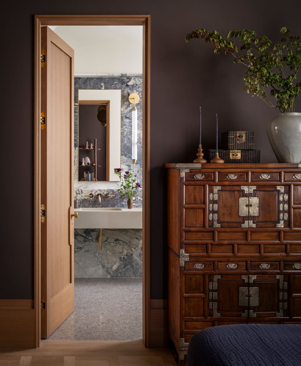 Силуэты хризантемы и семейные реликвии в роскошном интерьере квартиры на Манхэттене — проект бюро TBD Architecture и Jessica Helgerson Interior Design