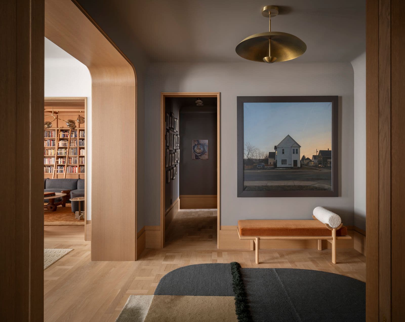 Силуэты хризантемы и семейные реликвии в роскошном интерьере квартиры на Манхэттене — проект бюро TBD Architecture и Jessica Helgerson Interior Design