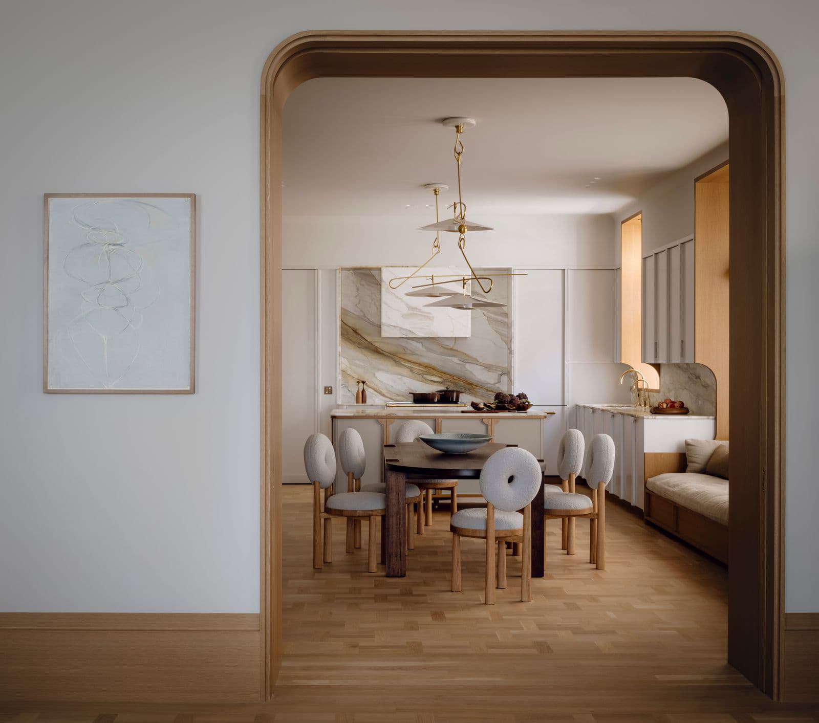 Силуэты хризантемы и семейные реликвии в роскошном интерьере квартиры на Манхэттене — проект бюро TBD Architecture и Jessica Helgerson Interior Design