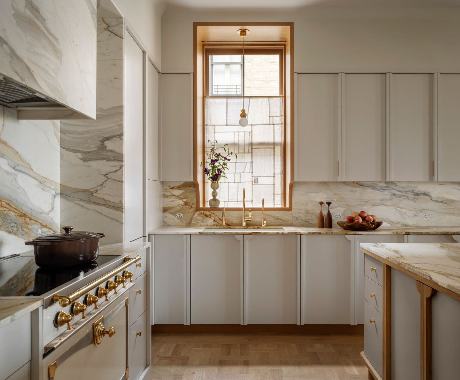 Силуэты хризантемы и семейные реликвии в роскошном интерьере квартиры на Манхэттене — проект бюро TBD Architecture и Jessica Helgerson Interior Design