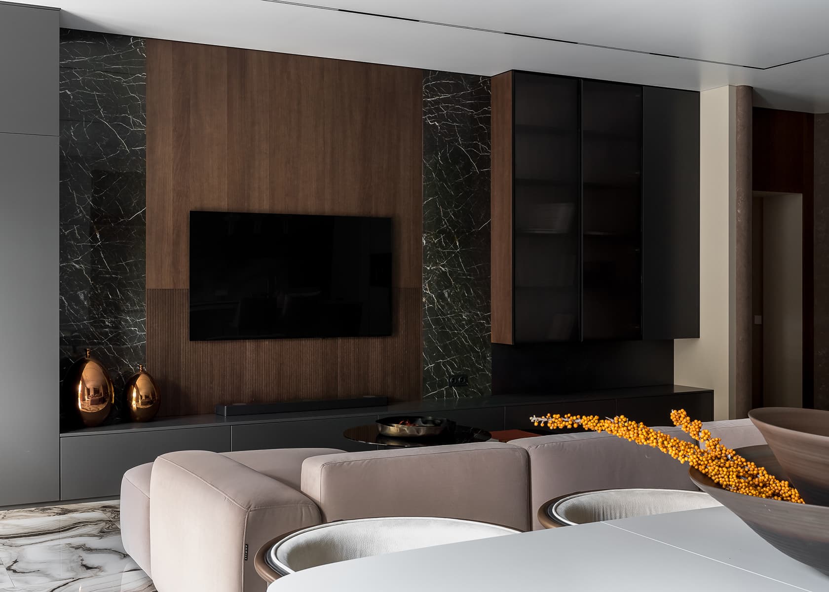 Цветные порталы, керамогранит и уютная лоджия в интерьере семейной квартиры в Воронеже — проект Екатерины Мищенко