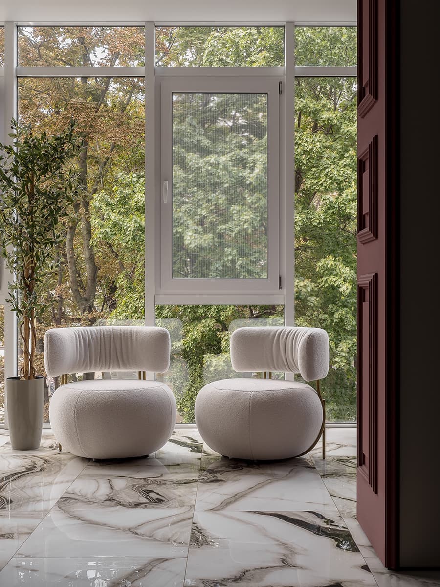 Цветные порталы, керамогранит и уютная лоджия в интерьере семейной квартиры в Воронеже — проект Екатерины Мищенко