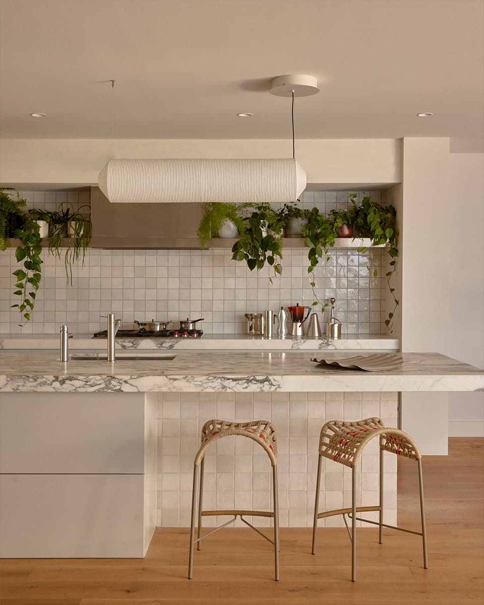 Яркая цветовая палитра и японская мозаика в обновленном интерьере дома в Австралии — проект Studio Doherty