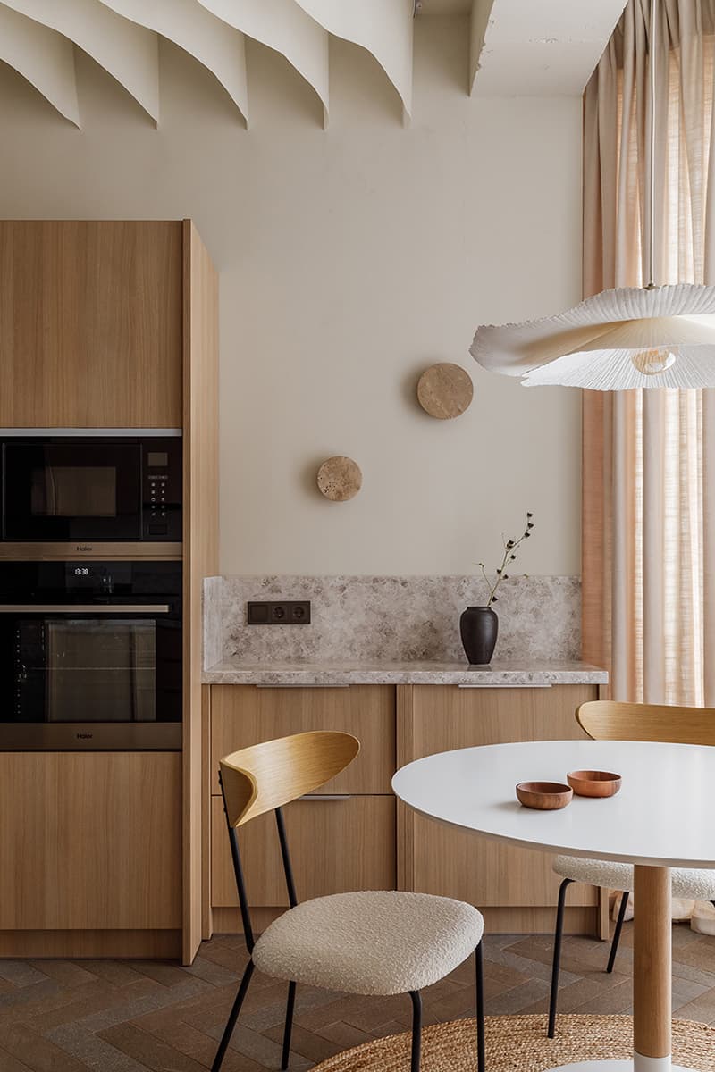 Песочные оттенки и ощущение шума моря в интерьере небольшой квартиры в Сочи — проект Виктории Калмыковой