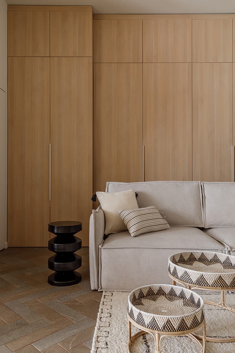 Песочные оттенки и ощущение шума моря в интерьере небольшой квартиры в Сочи — проект Виктории Калмыковой