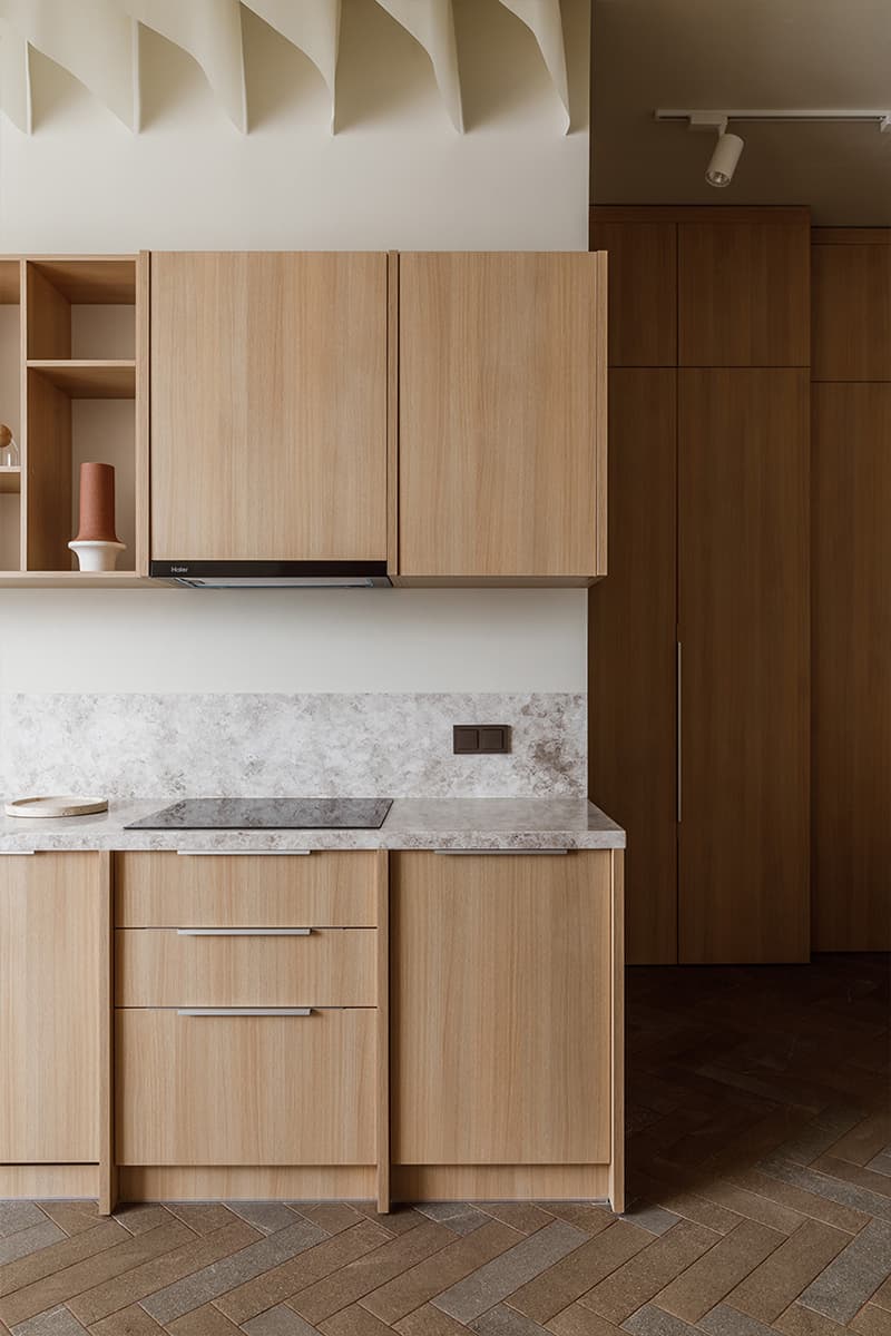 Песочные оттенки и ощущение шума моря в интерьере небольшой квартиры в Сочи — проект Виктории Калмыковой