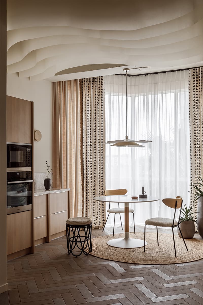 Песочные оттенки и ощущение шума моря в интерьере небольшой квартиры в Сочи — проект Виктории Калмыковой