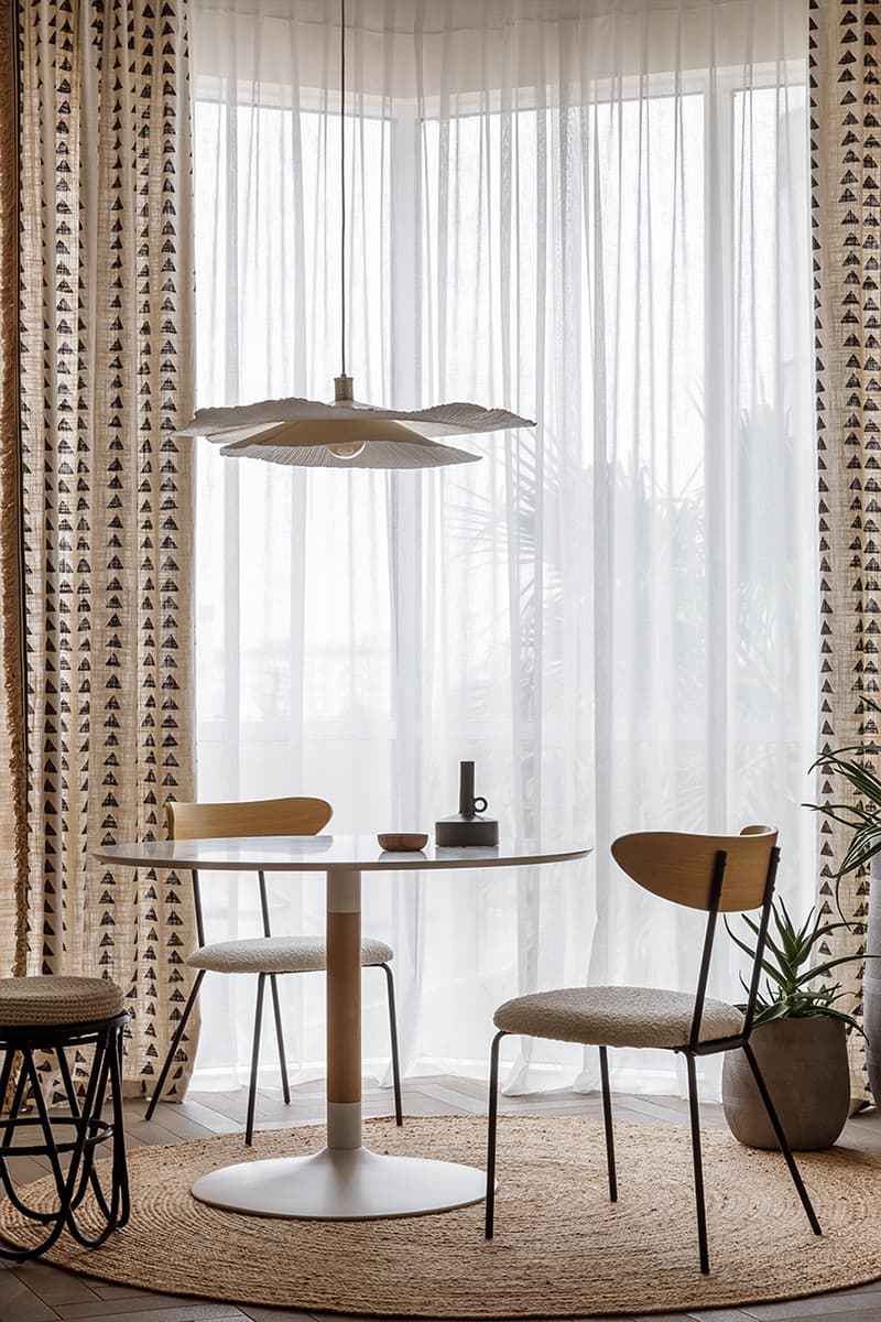 Песочные оттенки и ощущение шума моря в интерьере небольшой квартиры в Сочи — проект Виктории Калмыковой