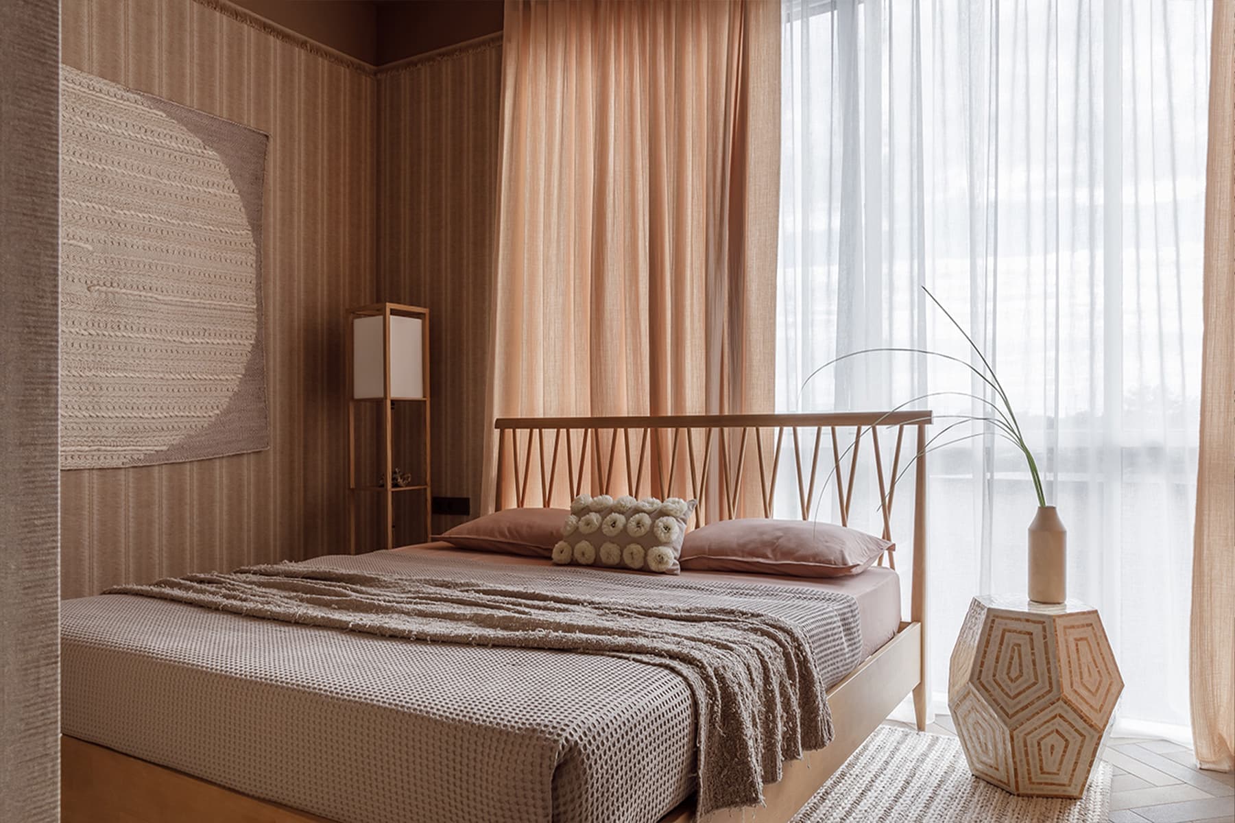 Песочные оттенки и ощущение шума моря в интерьере небольшой квартиры в Сочи — проект Виктории Калмыковой