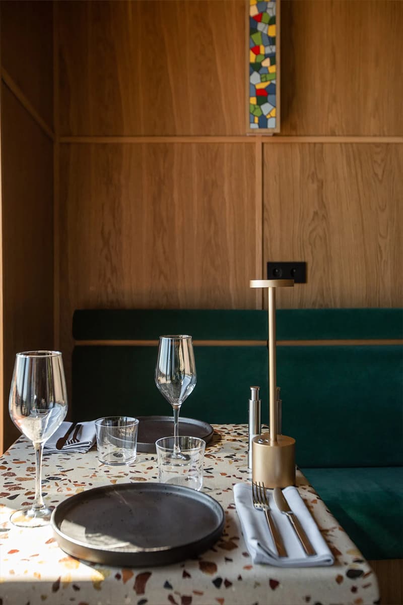 Отсылки к советской эстетике в ярком интерьере кафе — проект студии архитектуры и дизайна OBJCT