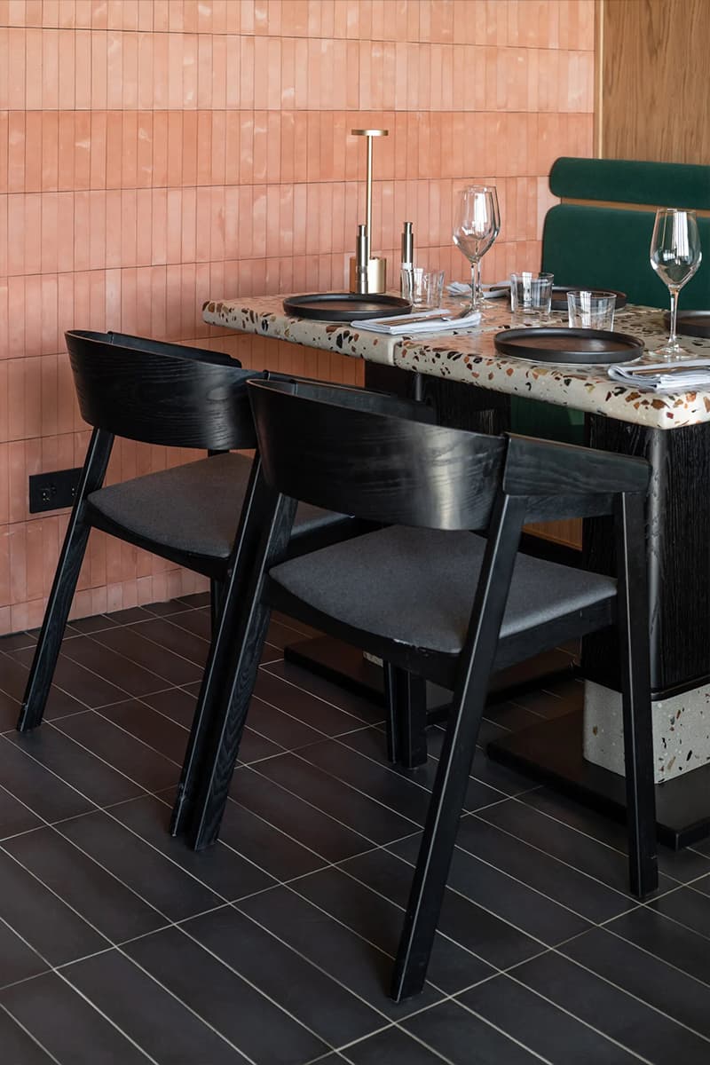 Отсылки к советской эстетике в ярком интерьере кафе — проект студии архитектуры и дизайна OBJCT