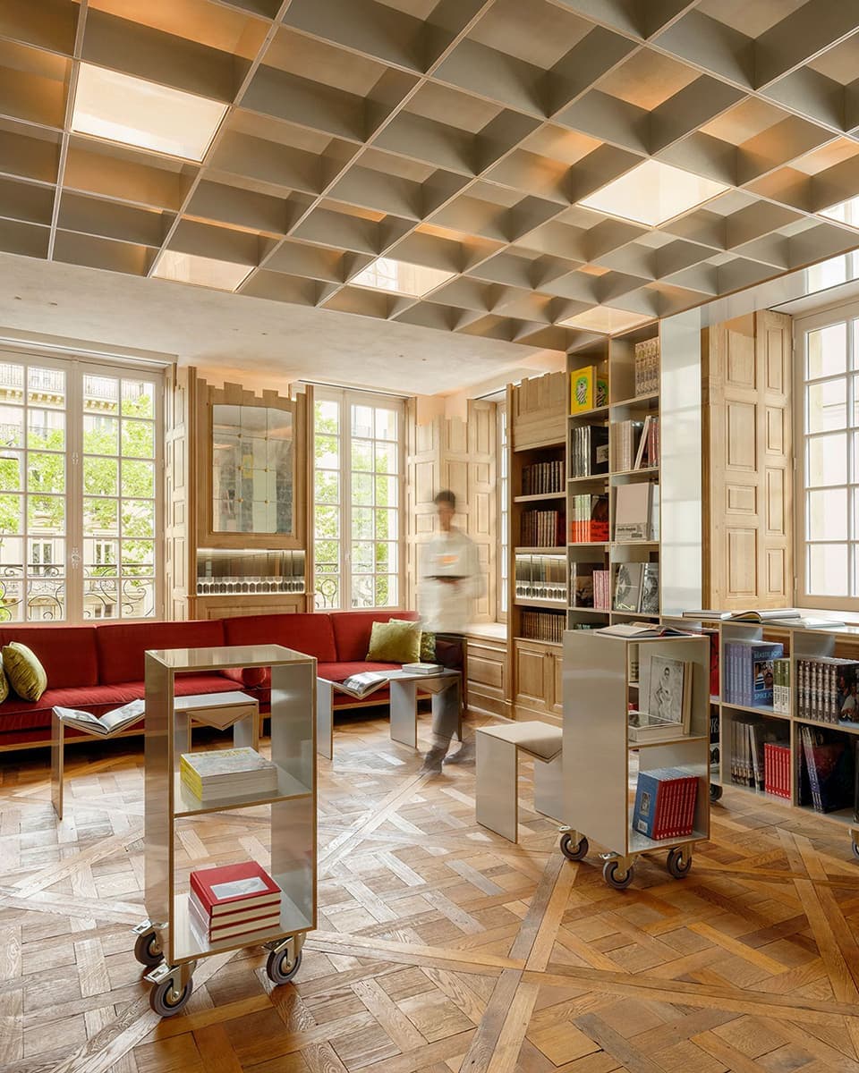 Все оттенки парижского шика в интерьере четырехэтажного коктейльного бара — проект Рами Фишлера