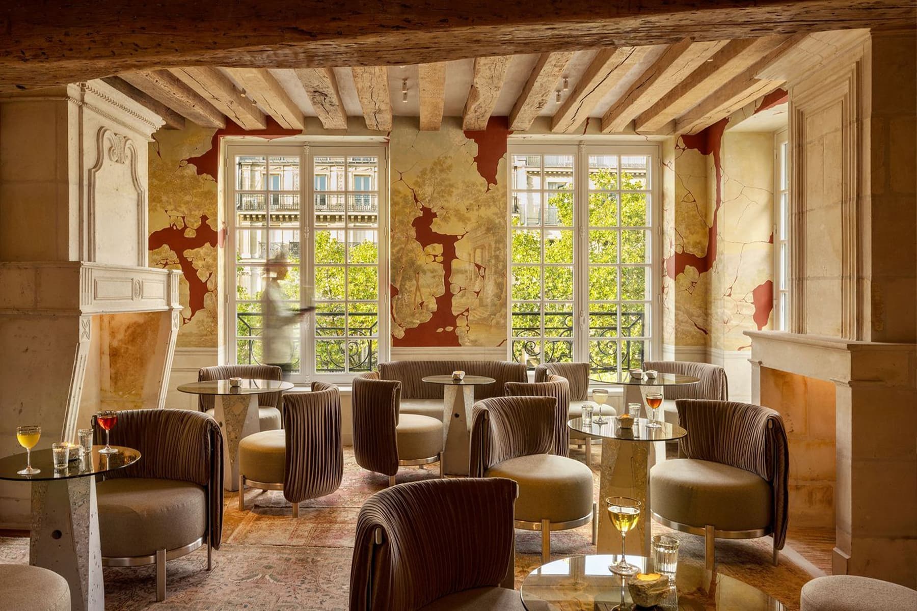 Все оттенки парижского шика в интерьере четырехэтажного коктейльного бара — проект Рами Фишлера