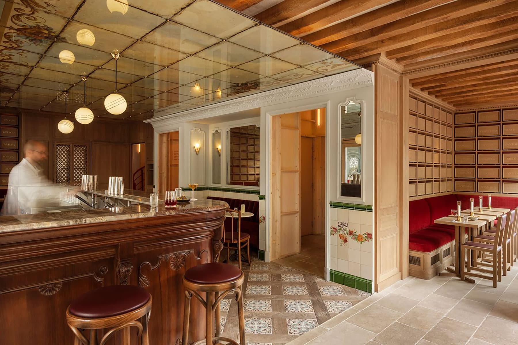 Все оттенки парижского шика в интерьере четырехэтажного коктейльного бара — проект Рами Фишлера