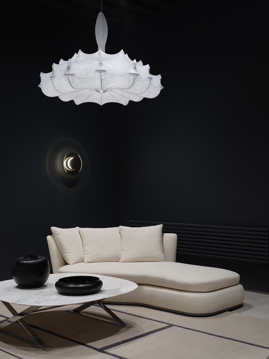 Стеклянная витрина с пилонами и экспозиции брендов в интерьерном салоне — проект бюро SINITSA