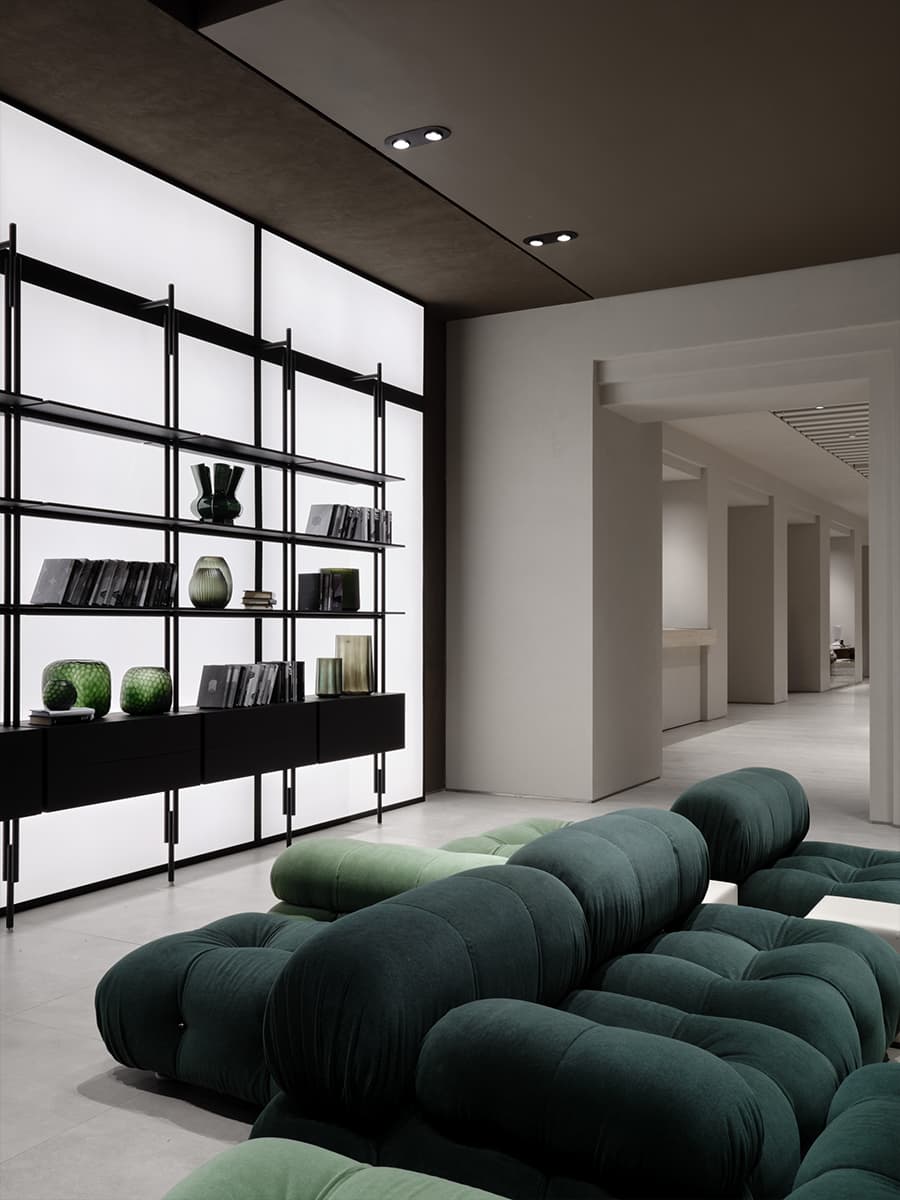 Стеклянная витрина с пилонами и экспозиции брендов в интерьерном салоне — проект бюро SINITSA