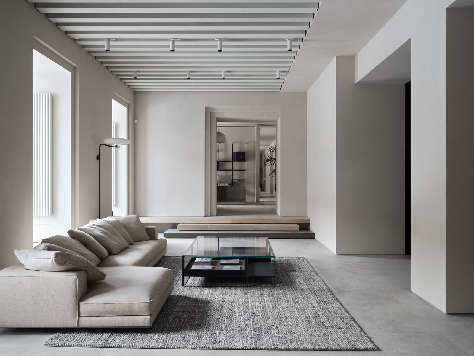 Стеклянная витрина с пилонами и экспозиции брендов в интерьерном салоне — проект бюро SINITSA