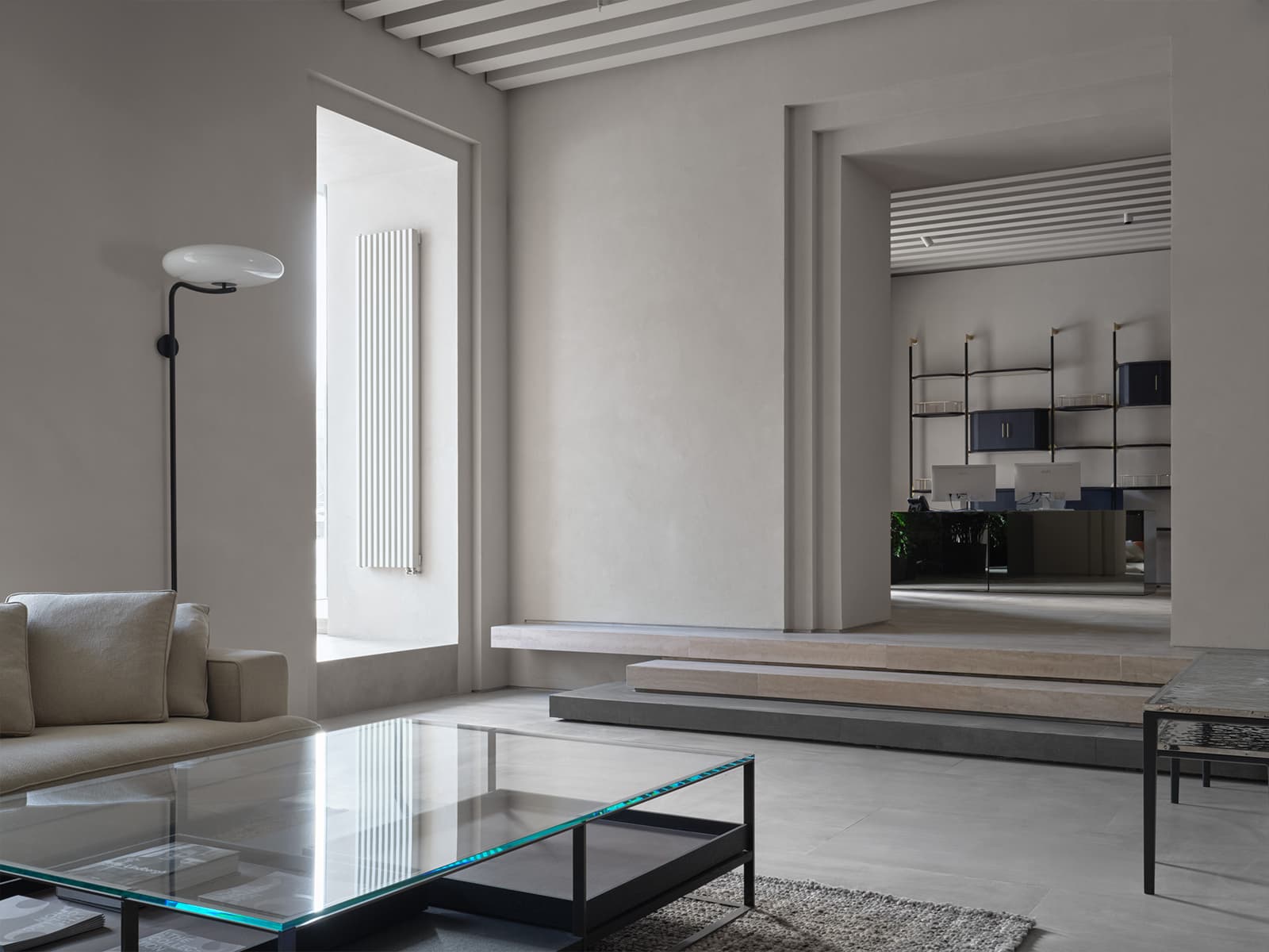 Стеклянная витрина с пилонами и экспозиции брендов в интерьерном салоне — проект бюро SINITSA