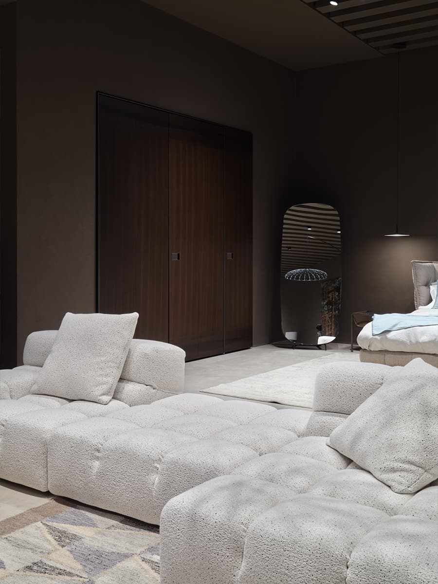 Стеклянная витрина с пилонами и экспозиции брендов в интерьерном салоне — проект бюро SINITSA