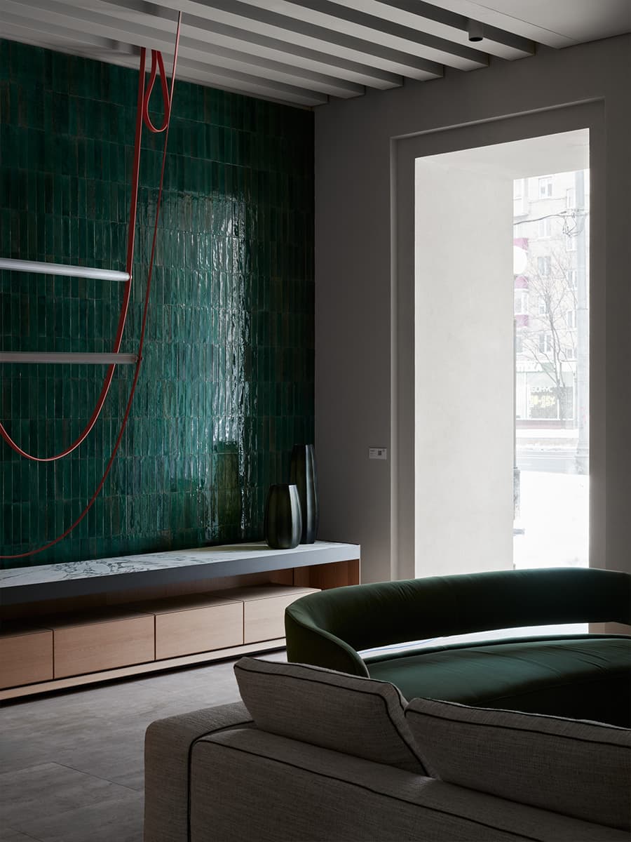 Стеклянная витрина с пилонами и экспозиции брендов в интерьерном салоне — проект бюро SINITSA