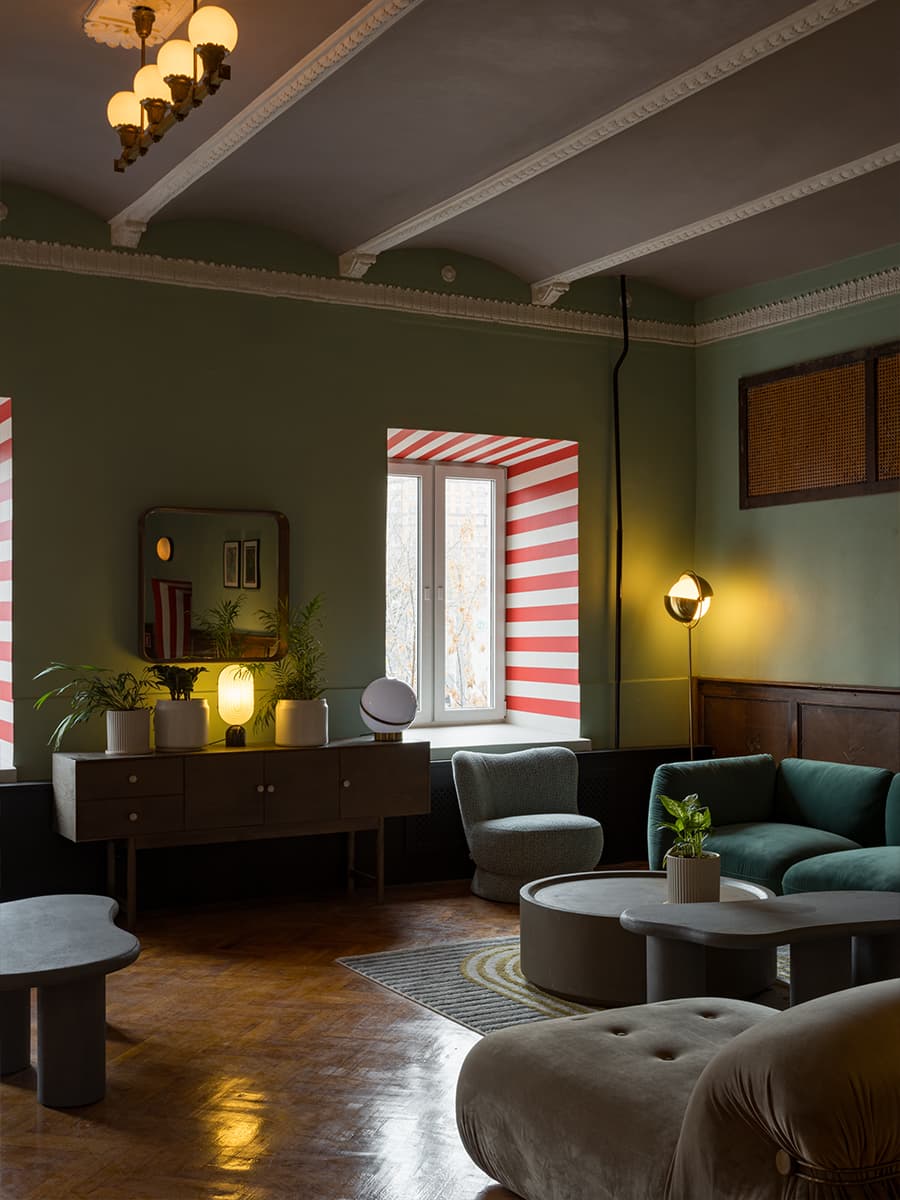 Винтажные люстры, сложная покраска стен и легкий флер Италии в Доме Культуры «Кристалл» — проект Натальи Обуховой