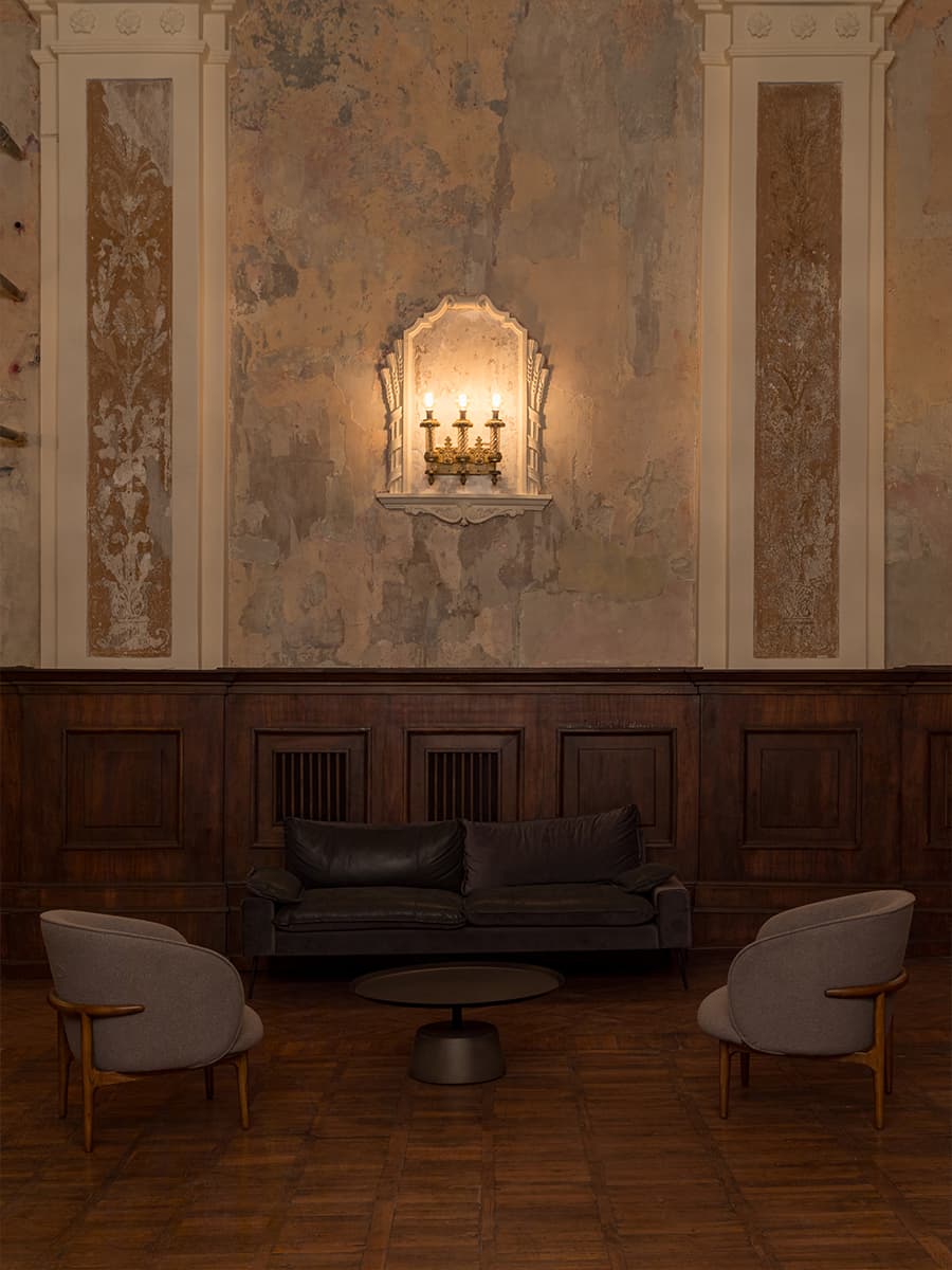 Винтажные люстры, сложная покраска стен и легкий флер Италии в Доме Культуры «Кристалл» — проект Натальи Обуховой