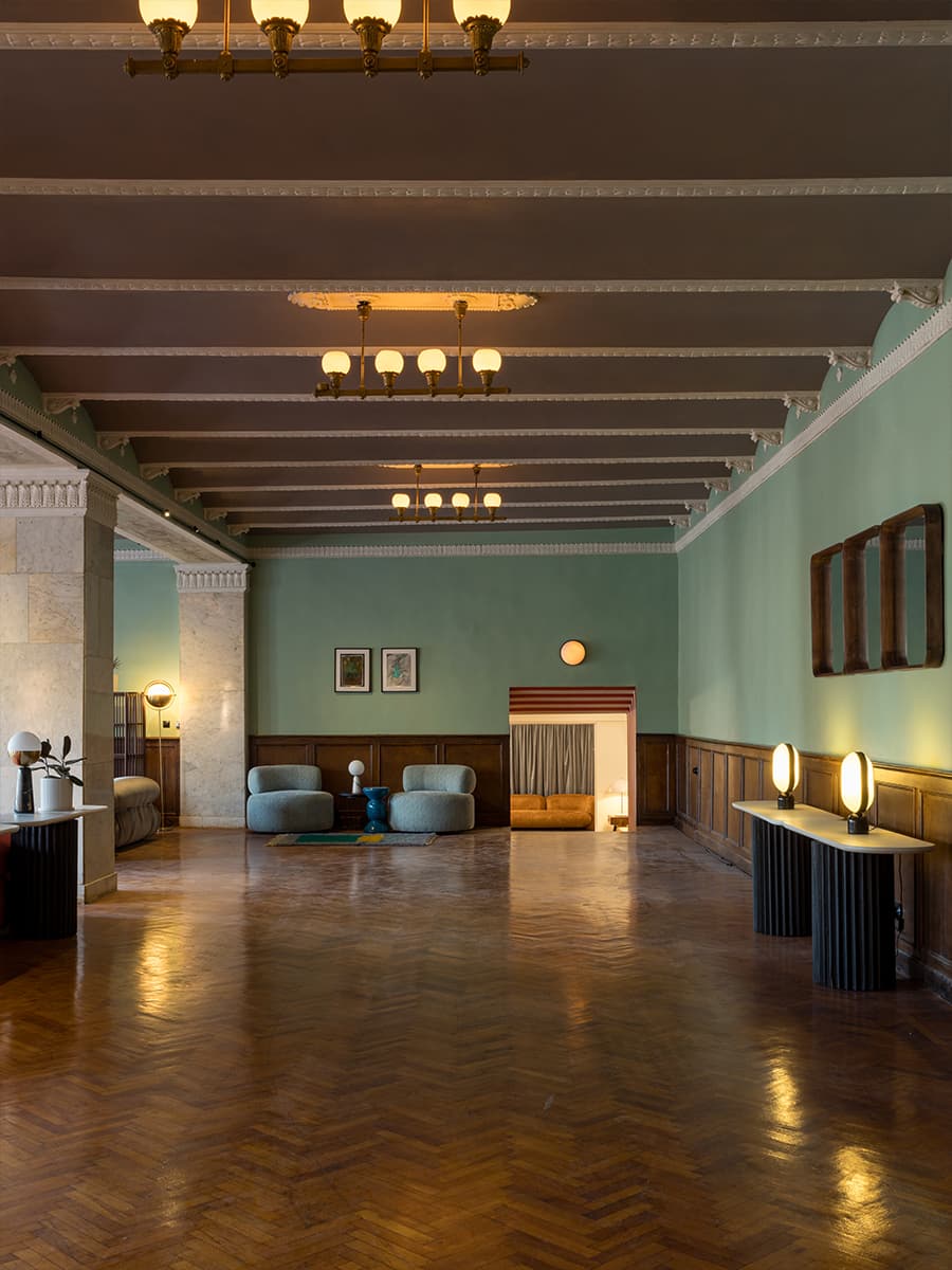 Винтажные люстры, сложная покраска стен и легкий флер Италии в Доме Культуры «Кристалл» — проект Натальи Обуховой