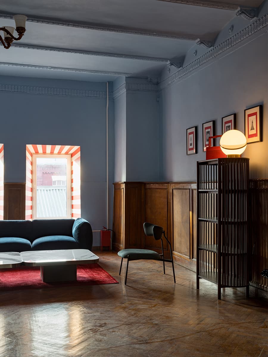 Винтажные люстры, сложная покраска стен и легкий флер Италии в Доме Культуры «Кристалл» — проект Натальи Обуховой