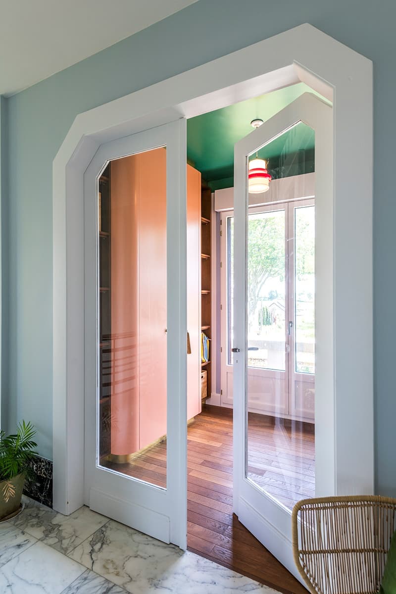 Отделка в стиле ар-деко, театральность и красочность в интерьере загородной виллы — проект бюро Dries Otten и Акселя Вертоммена