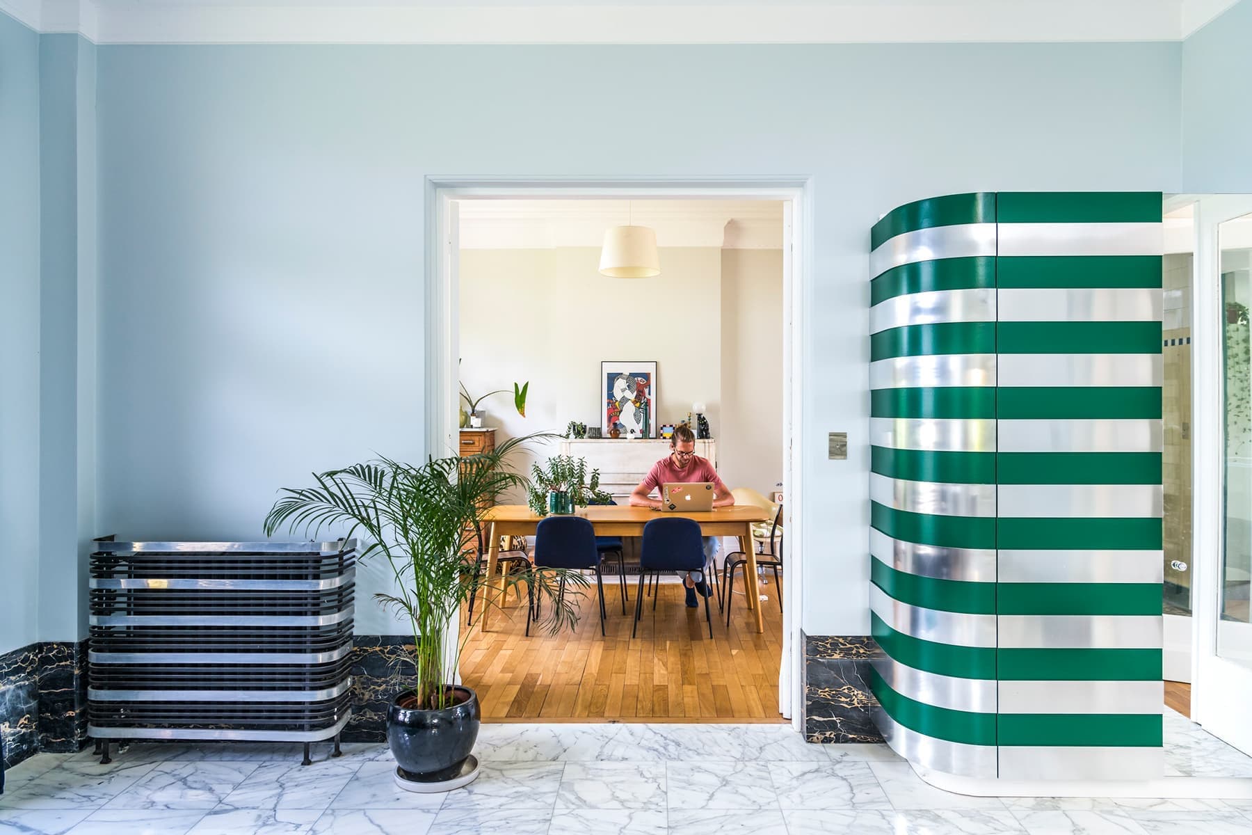 Отделка в стиле ар-деко, театральность и красочность в интерьере загородной виллы — проект бюро Dries Otten и Акселя Вертоммена