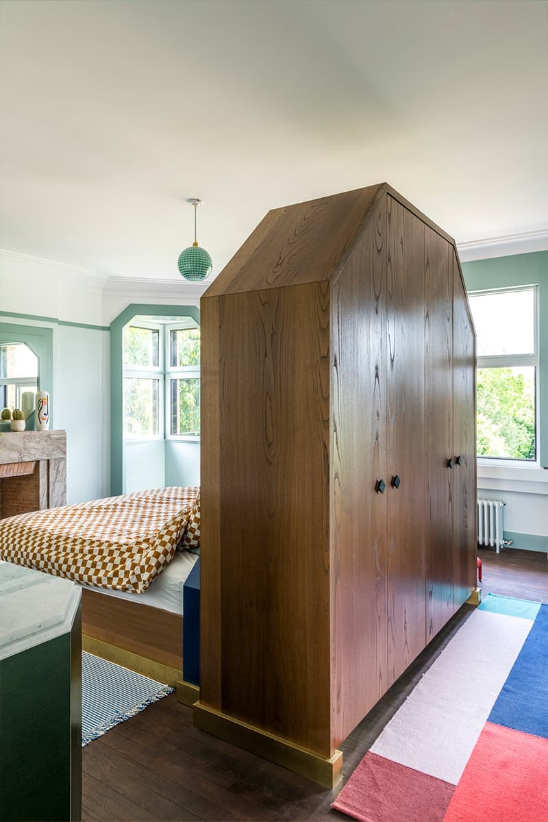 Отделка в стиле ар-деко, театральность и красочность в интерьере загородной виллы — проект бюро Dries Otten и Акселя Вертоммена