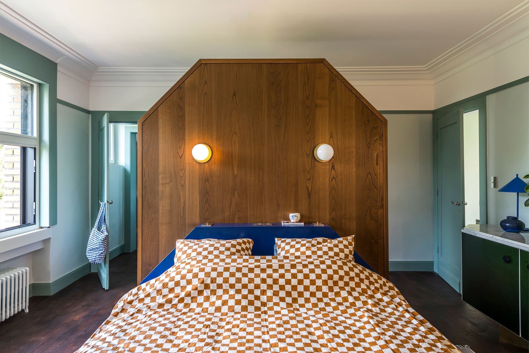 Отделка в стиле ар-деко, театральность и красочность в интерьере загородной виллы — проект бюро Dries Otten и Акселя Вертоммена