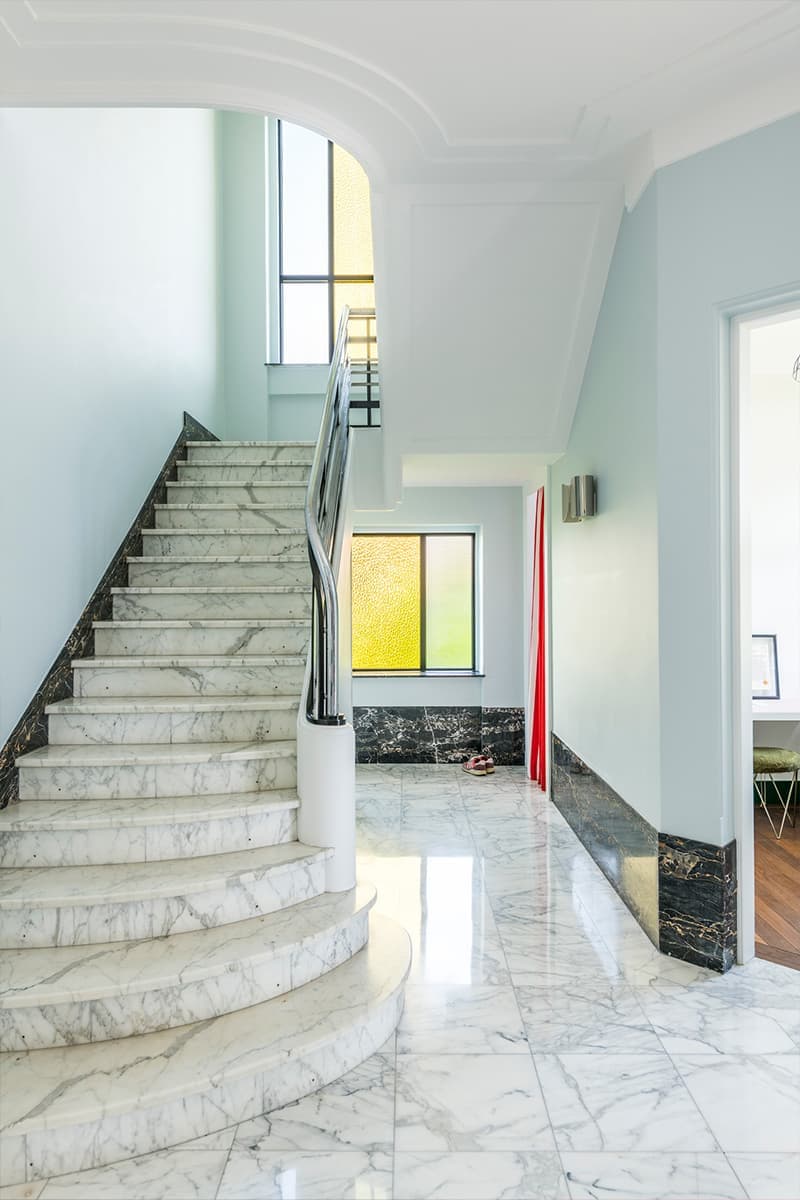 Отделка в стиле ар-деко, театральность и красочность в интерьере загородной виллы — проект бюро Dries Otten и Акселя Вертоммена