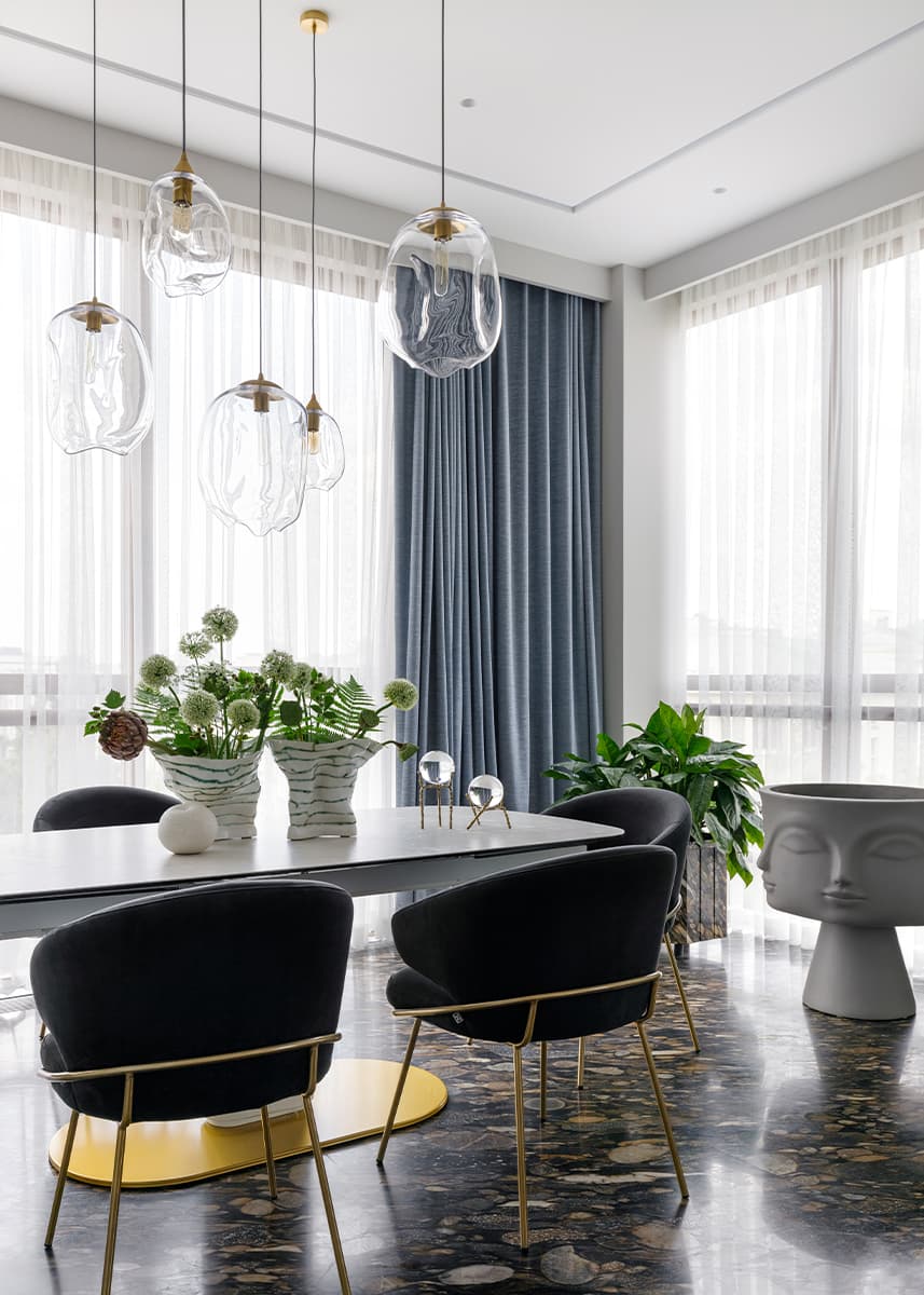 Элегантный подиум и оранжевые акценты в интерьере квартиры с «рассветной» палитрой — проект Brimmer Family Interiors